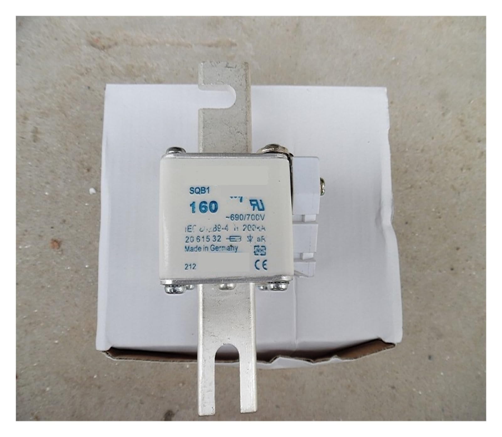 YMUGUEGH Fuses SQB1 550A 690V 2061532 aR SQB1 160A 690V/700V 2061532 SQB1 700A 690V/700V 2061032 aR(160A)