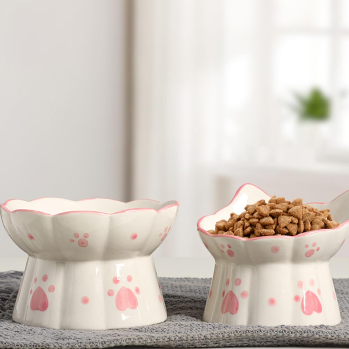 Toddmomy 2pièces Lot de Gamelles Céramique Surélevées pour Chat Mangeoire Anti-Renversement avec Protection Cervicale Bol Incliné pour Eau et Nourriture Design Antidérapant Facile