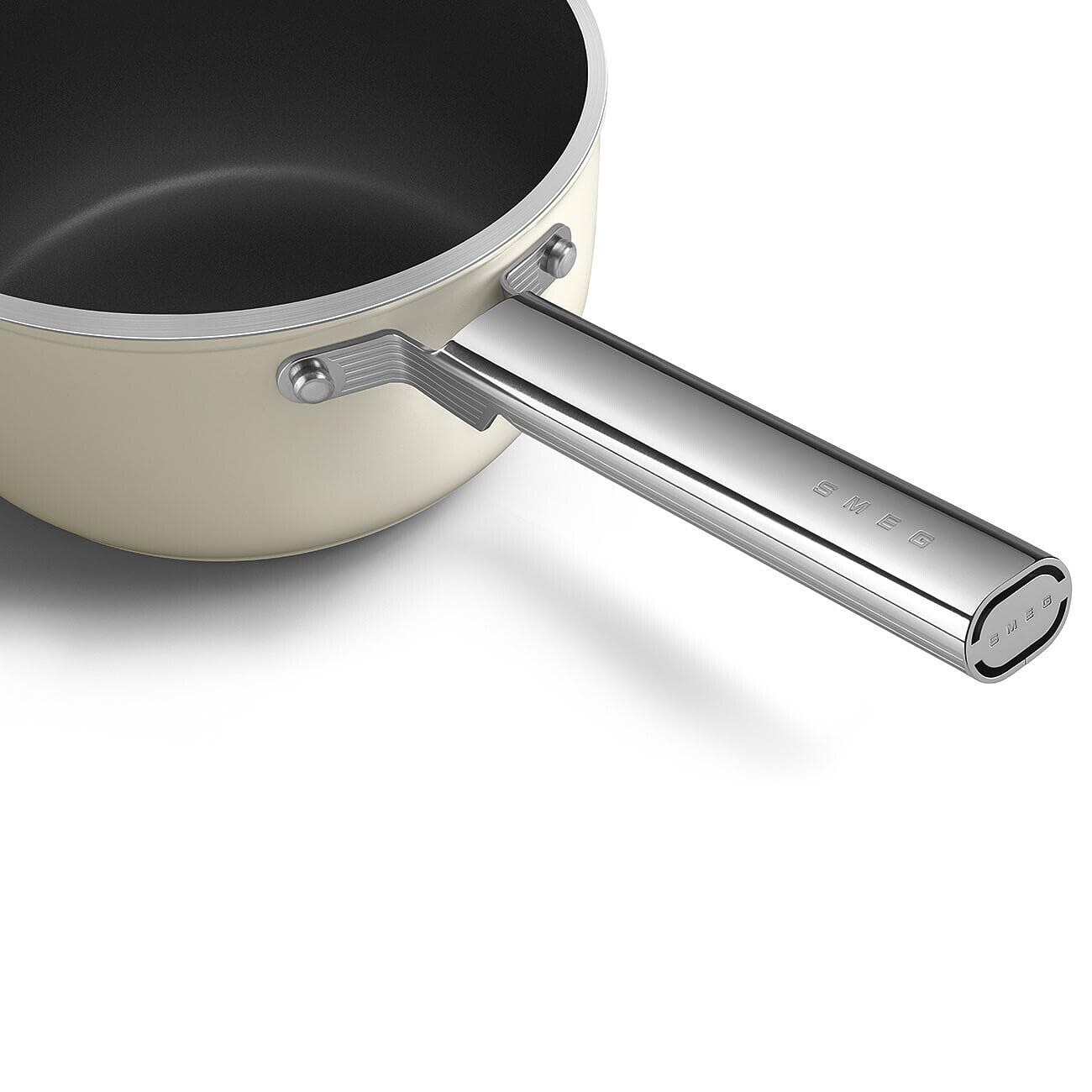 Smeg, SPF2012CRM Antihaft-Kochtopf, Durchmesser 20 cm, PFAS-freie Keramikbeschichtung, Edelstahlgriff, für alle Herdarten geeignet, ofenfest bis 250 °C, Fassungsvermögen 3,1 cl, Mattcreme