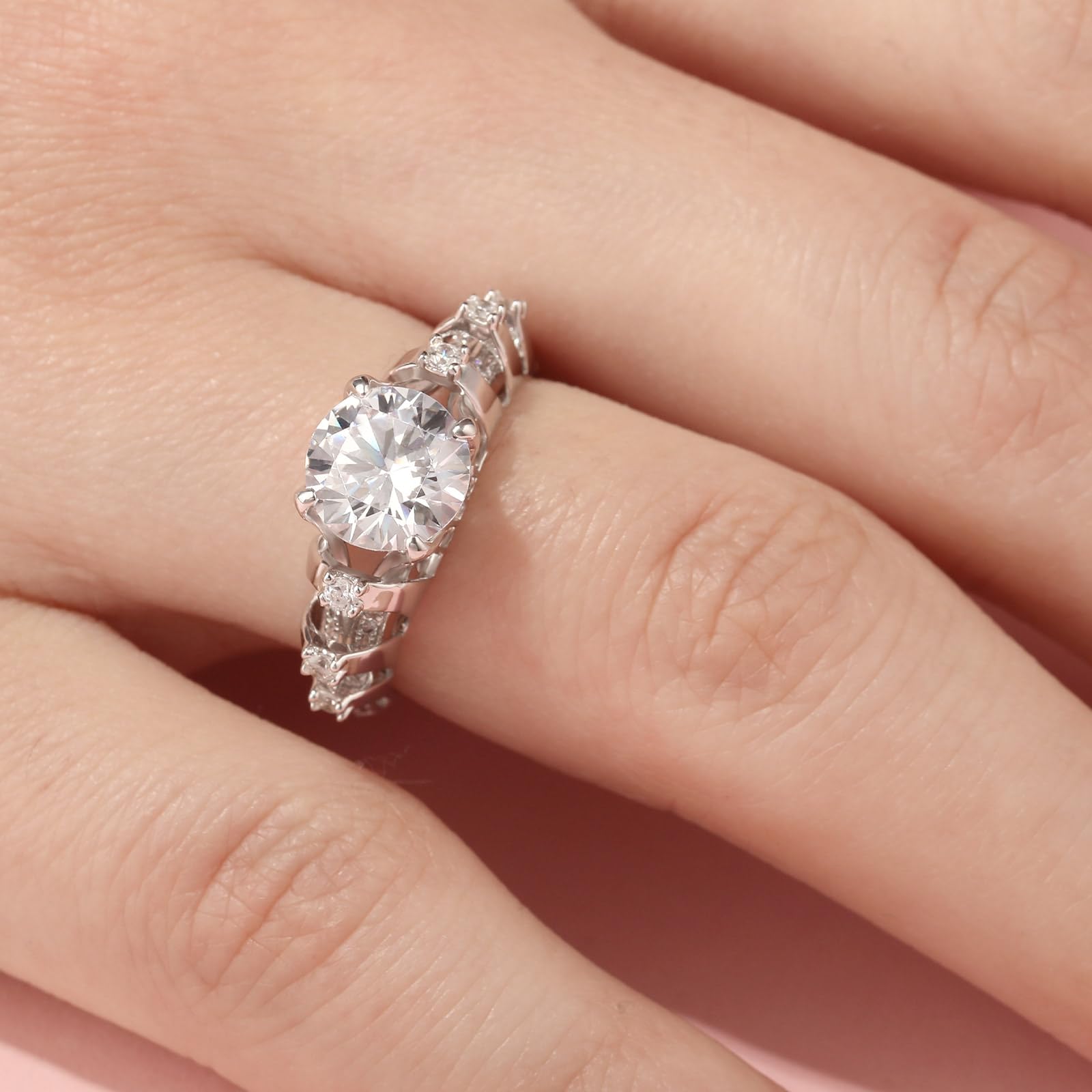 Jeulia Damen Ring aus Sterlingsilber einzigartiger runder Schliff Jubiläums Versprechensbandringe mit seitlichen Steinen für Verlobung Jahrestag Weihnachten