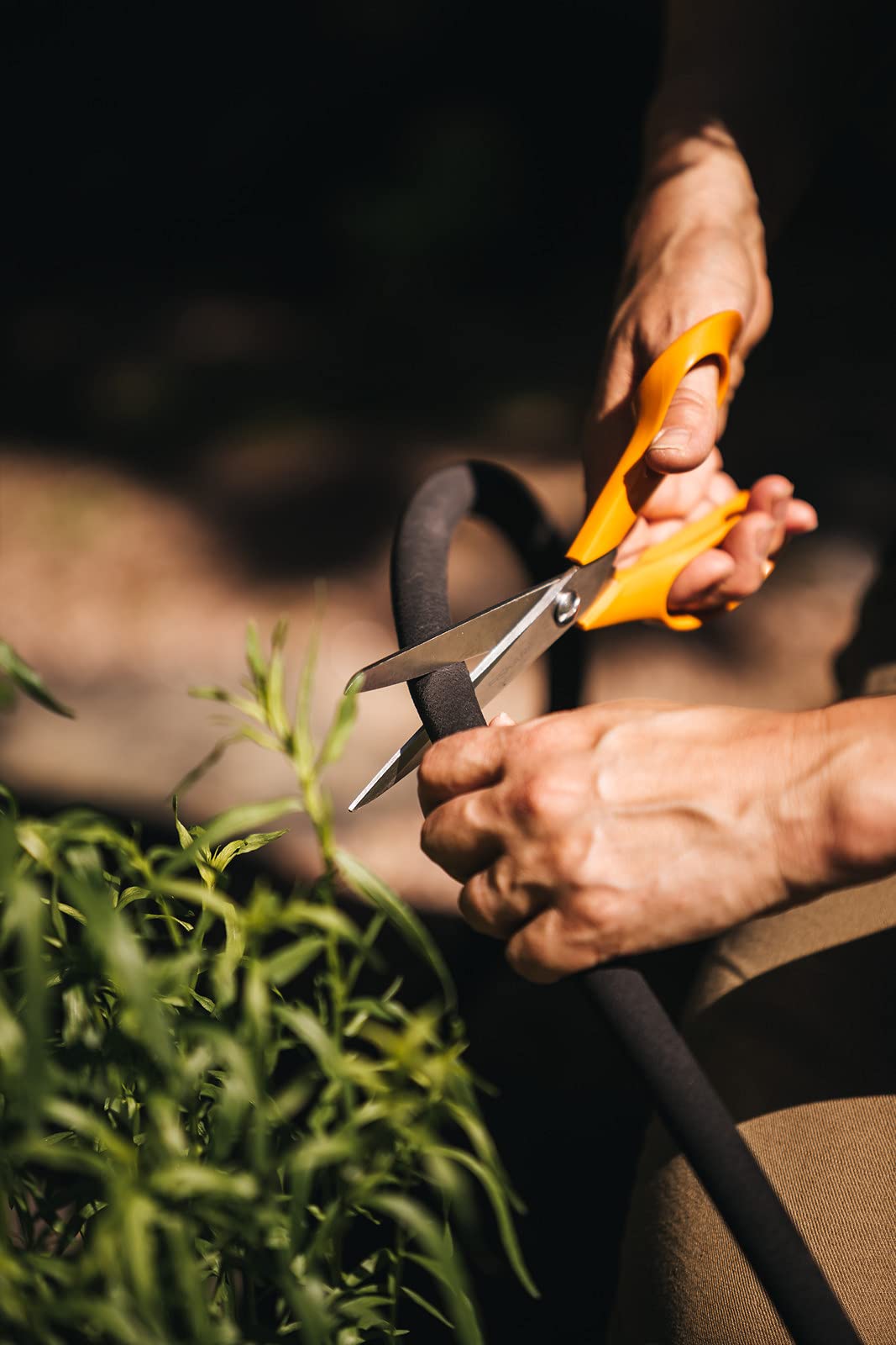 Fiskars Tuyau d'Arrosage, avec Vanne de Contrôle du Débit, Peut être raccourcis, Taille Universelle, 15 m, Ø 1,3 cm (1/2''), 1,63 kg, Noir/Orange, 1025935