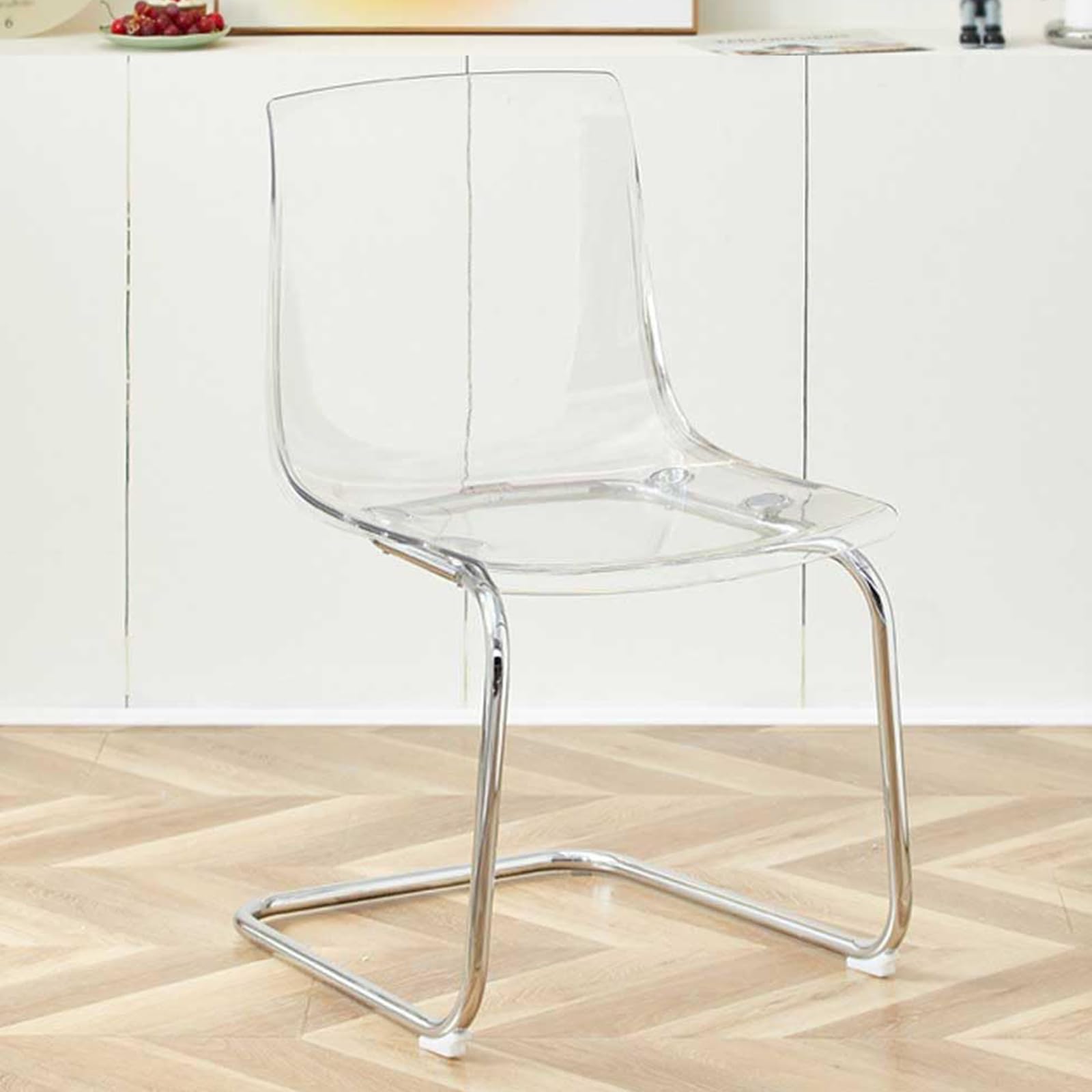 Chaise en acrylique transparent idéale pour sublimer votre salle à manger ou espace bureau