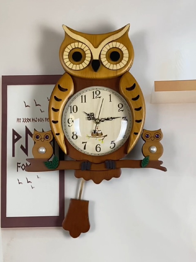 Reloj de pared péndulo de madera con diseño búho, silencioso y a batería miniatura 7