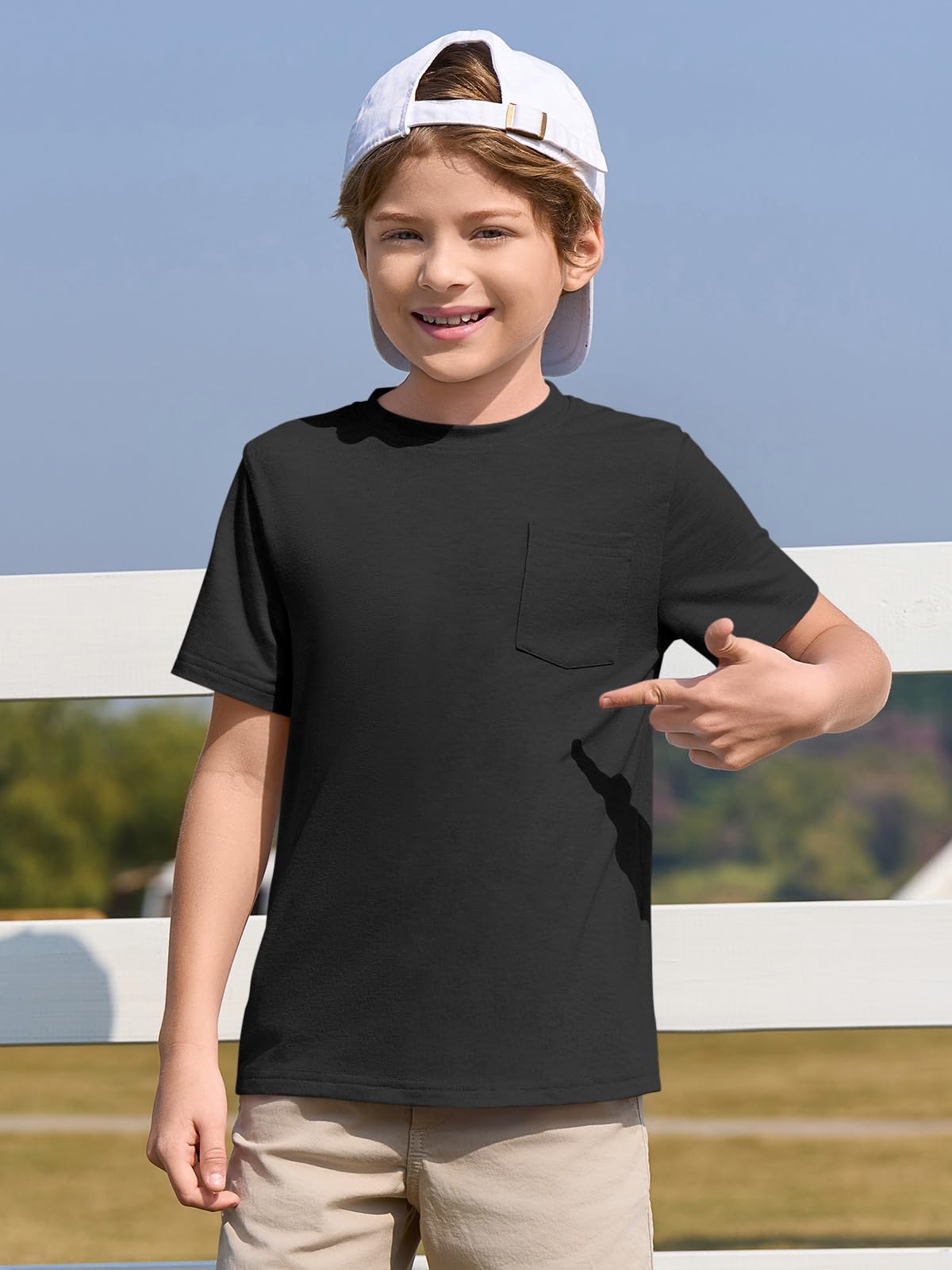 Haloumoning Camiseta de manga corta con cuello redondo para niños, para verano, lisa, ligera, ajuste regular, camisetas deportivas, informales, básicas, con bolsillo en el pecho, 5-14 años — view 3
