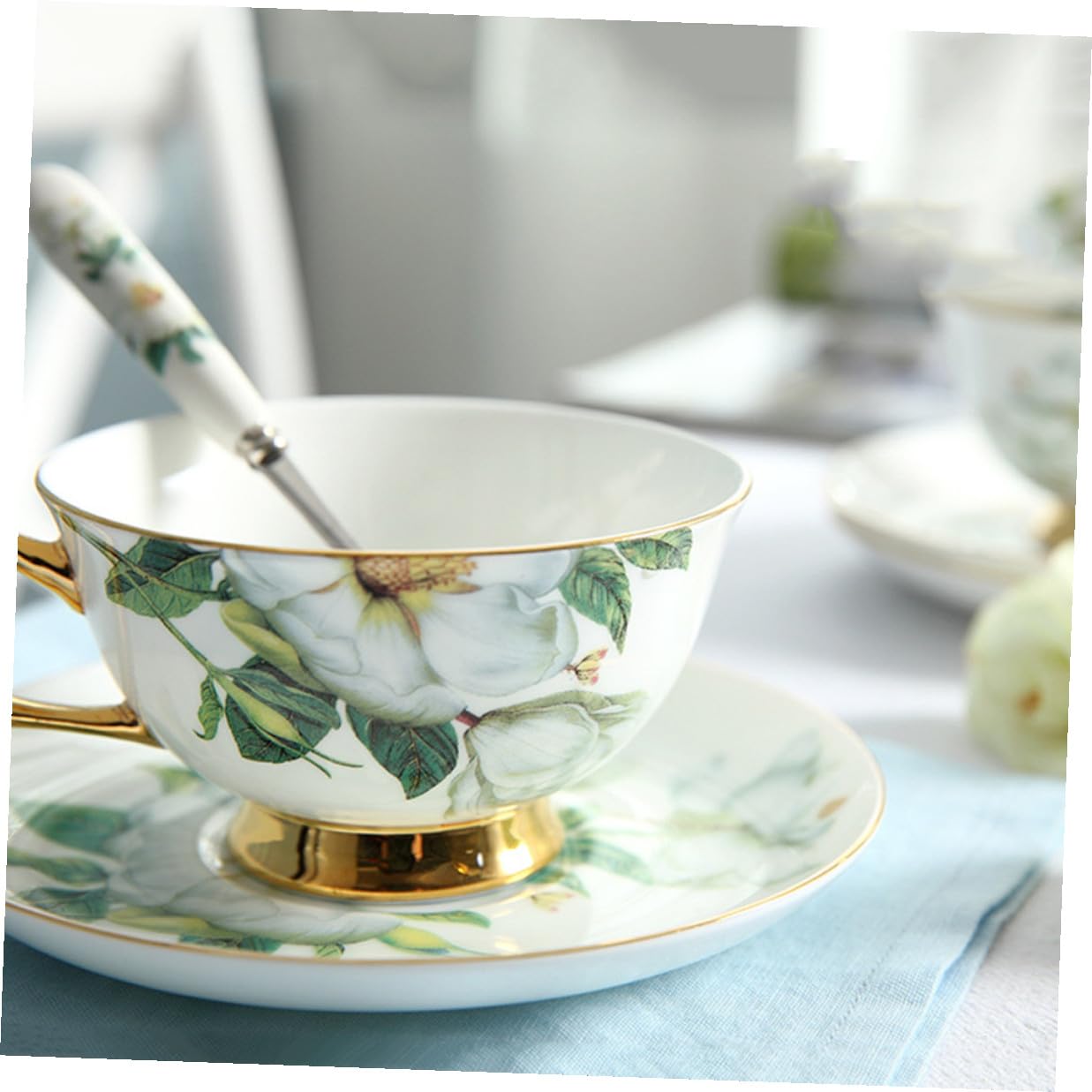 Toyvian Set Tazzine da Caffè in Porcellana con Decoro Dorato, Design Ergonomico, Facile da Pulire, Completo di Piattino e Cucchiaino per Tè e Caffè