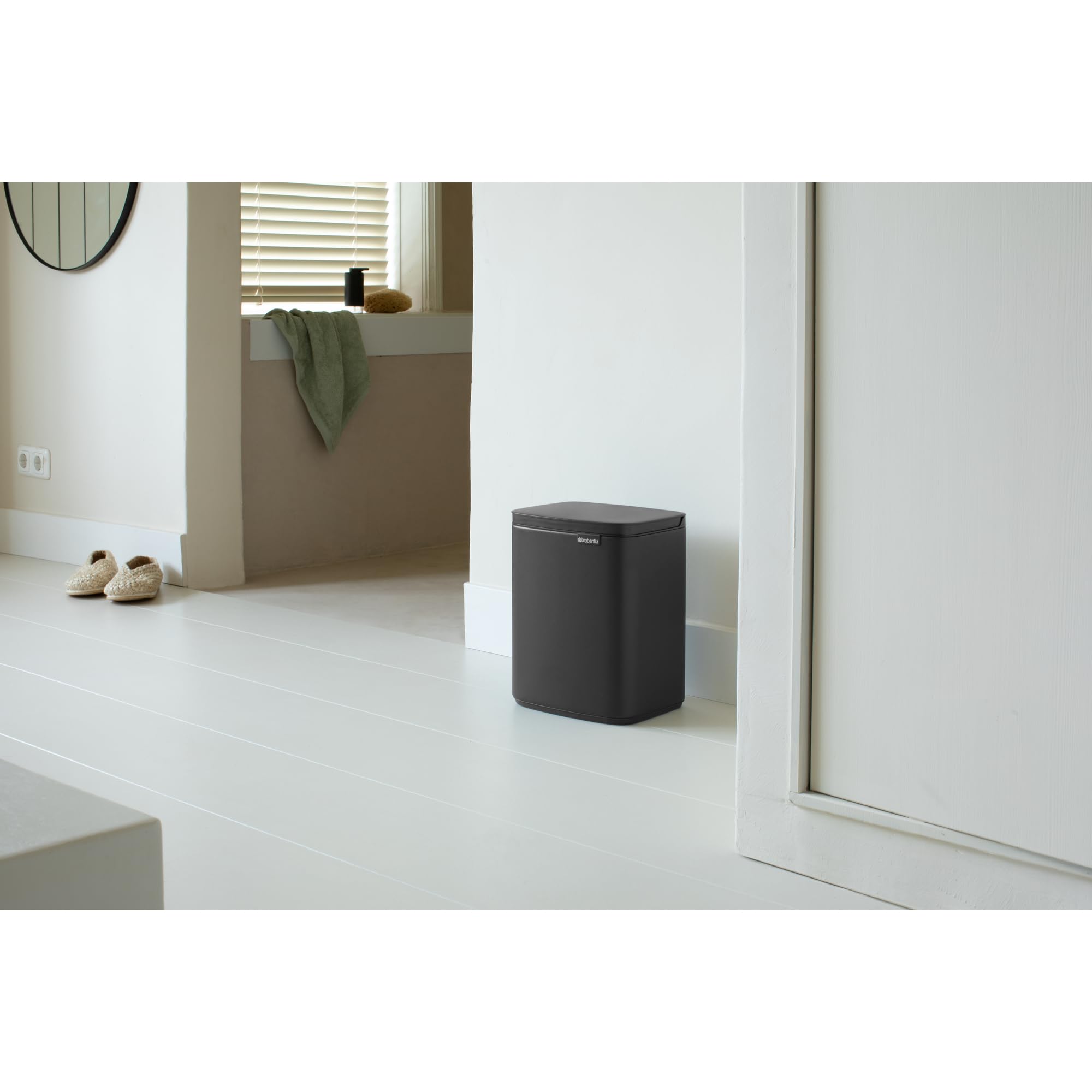 Brabantia Bo Abfalleimer 7 l | Kompakter rechteckiger Mülleimer mit Soft-Close-Deckel und herausnehmbarem Inneneimer | Wandmontage oder frei stehend für Bad, Küche oder Büro | Mineral Infinite Grey