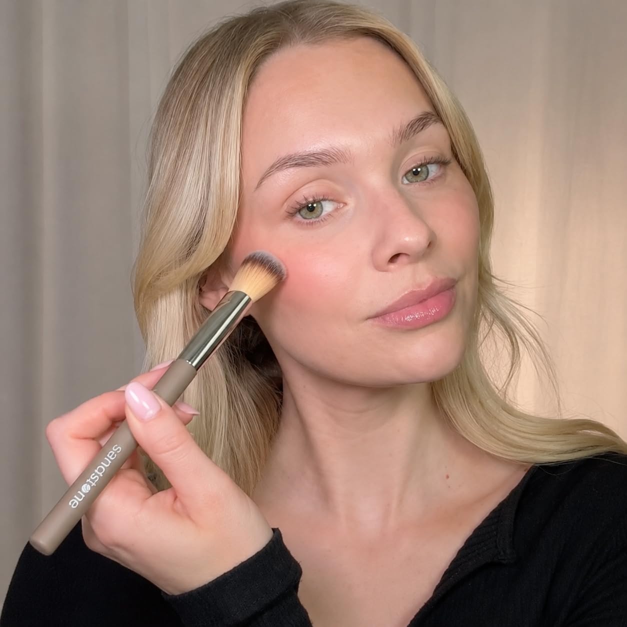 Sandstone Scandinavia Abgeschrägter Rougepinsel – Weicher Pinsel zum Auftragen & Verblenden von Blush – Vegan