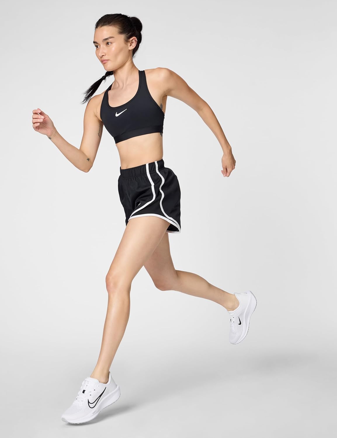 Nike Women's Swoosh Sports Bra (Medium Support) - Image 4