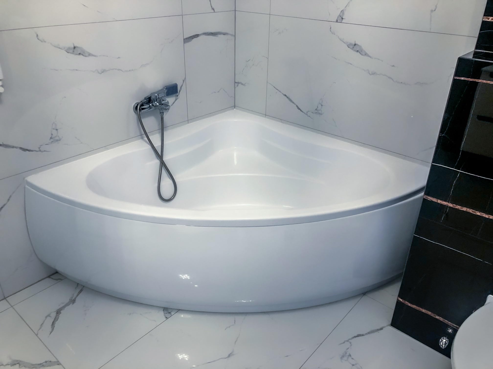 ECOLAM Baignoire d'angle symétrique Mia 140x140cm + tablier | pieds siphon silicone | Belle forme | Set complet