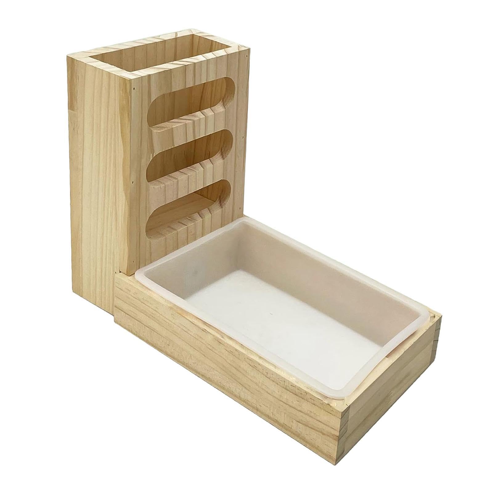 Mangiatoia per fieno in legno per conigli con lettiera. La costruzione di qualità mantiene l'habitat pulito in modo efficiente con la massima capacità di stoccaggio.