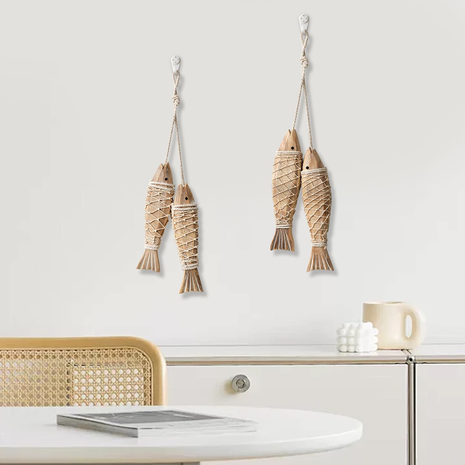 4 Holz Fische Anhänger Deko Hänger Fisch mit Schnur Hängedeko Fisch Dekoration Ornament Hängend Handgeschnitzt Wandkunst für Zuhause Innen Außen Terrasse Veranda Büro Nautische Wand (2 Klein 2 Groß)