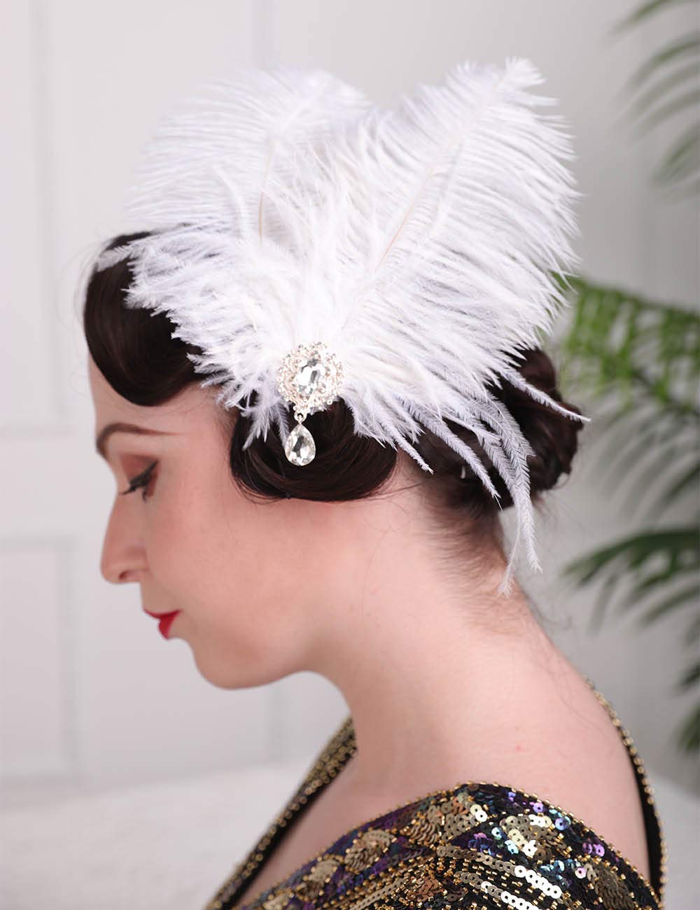 Anglacesmade 1920s Flapper White Feather Headpiece Crystal Pearl Pendant Hair Clip Roaring 20s Feather Accessories Masquerade Hair Jewelry for Women and Girls