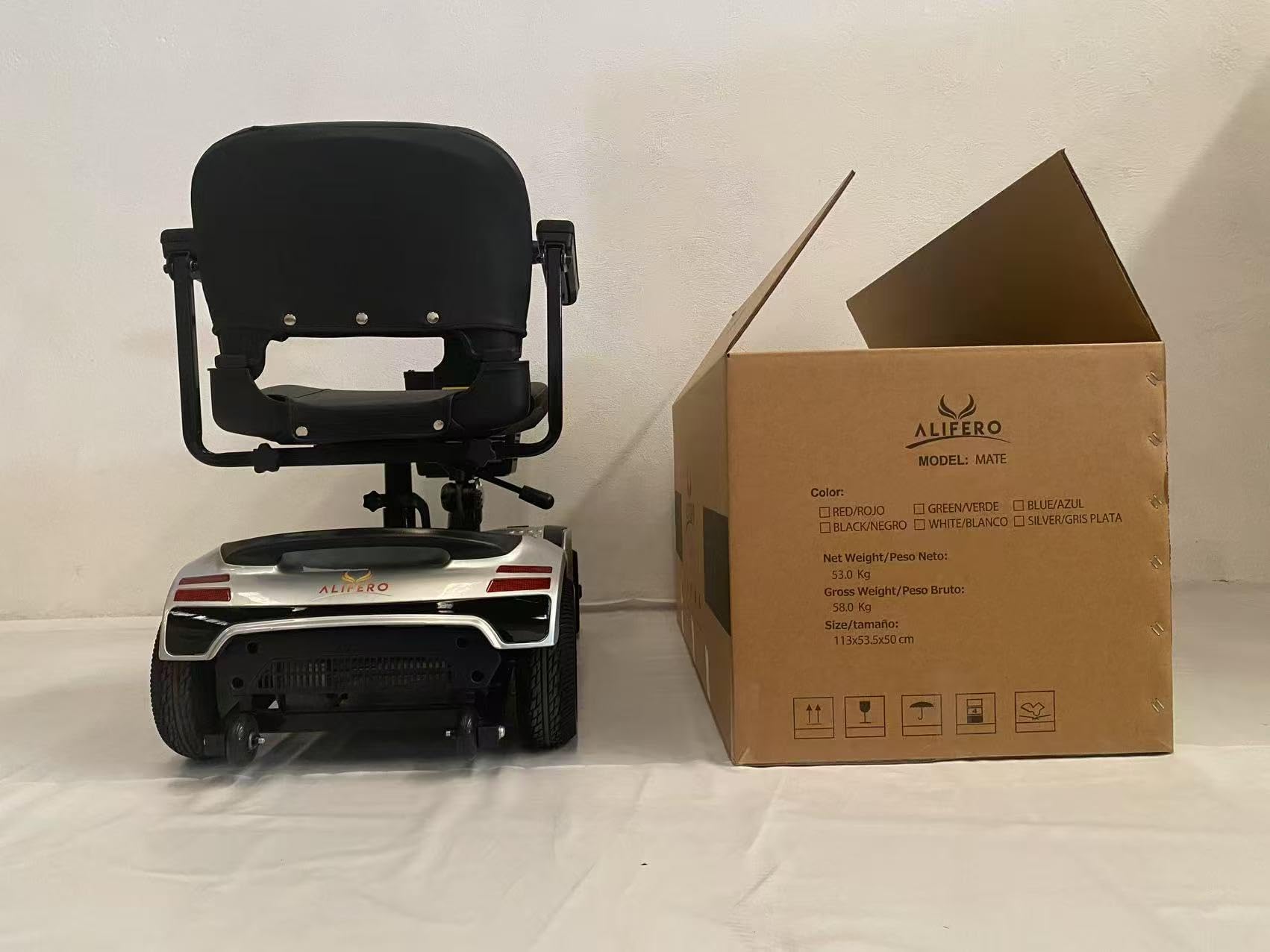 Scooter de Movilidad Plegable 4 Ruedas 35 km Plata | Autonomía de hasta 35 km, capacidad máxima de 190 kg y asiento giratorio cómodo.