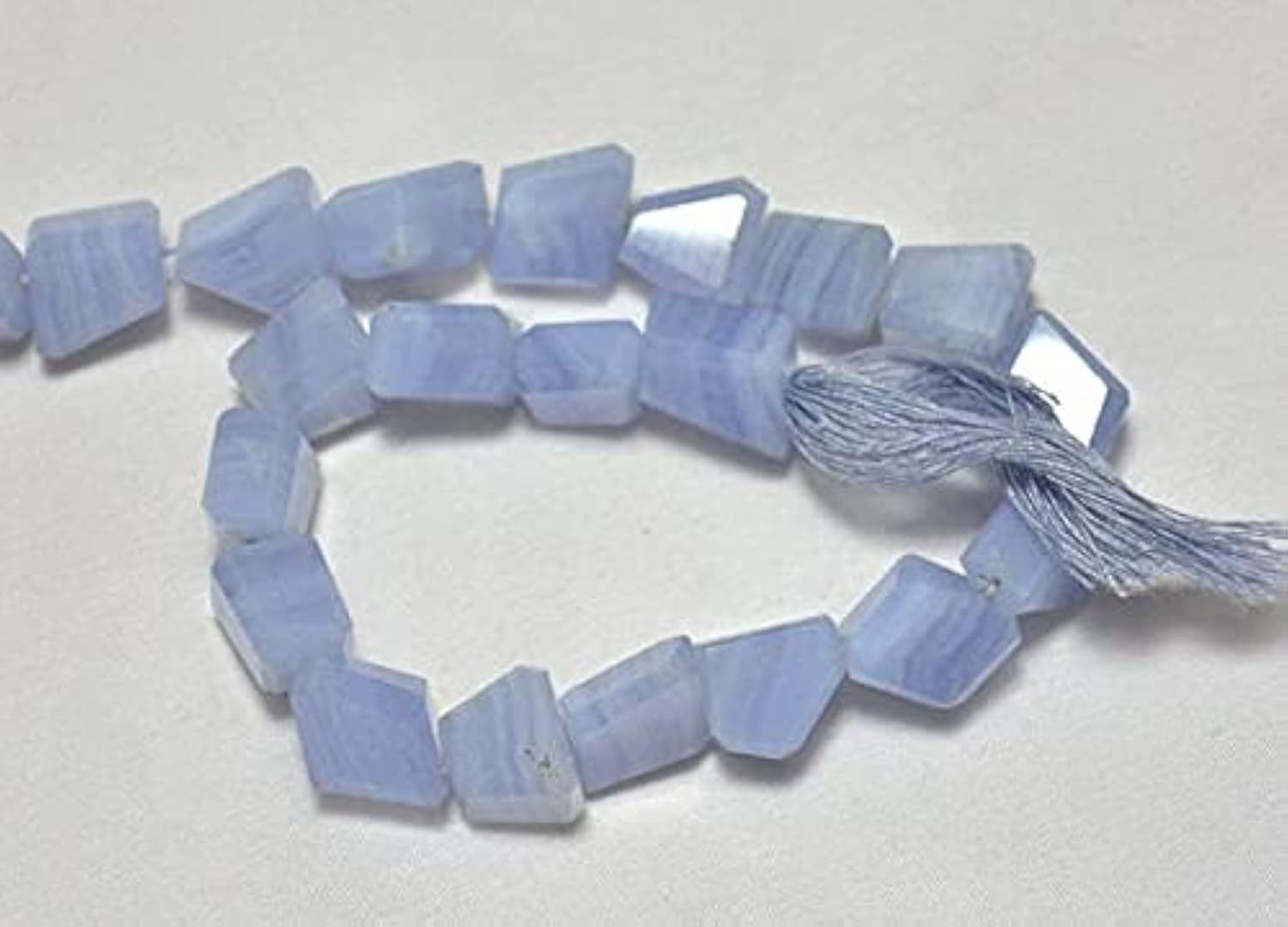 Perles agate dentelle bleue de qualité taillée en degrés pour bijoux uniques