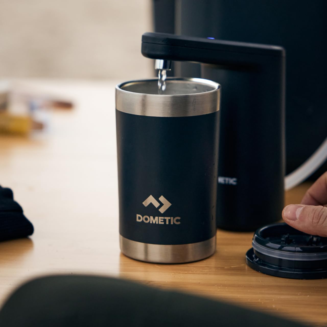 Dometic Go Hydration - Grifo de Agua Portátil Autoalimentado - con Bomba y Batería - Dispensador Eléctrico de Agua para Acampadas y al Aire Libre