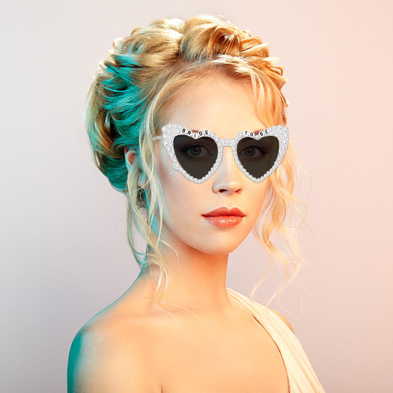 1 x okulary z perłowym sercem, 1 x torba na okulary, okulary BRIDE TO BE, okulary przeciwsłoneczne dla panny młodej, okulary przeciwsłoneczne na wieczór kawalerski