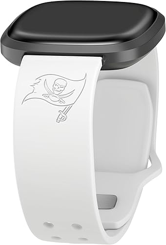 Game Time Tampa Bay Buccaneers Correa de silicona para reloj deportivo compatible con Fitbit Versa 3 y Sense, color rojo