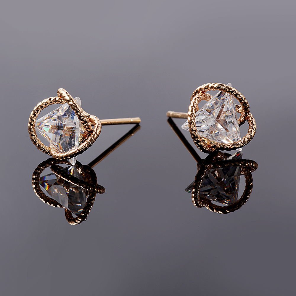 Aretes de tuerca de circonita cúbica con triángulo geométrico para mujer, latón chapado en oro,, Cristal, Circonia cúbica 2