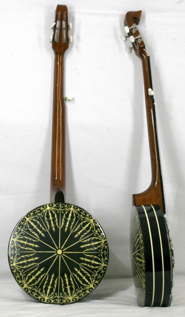 Banjo a 5 corde "Finger-style" doppia cassa, corpo impiallacciato in ebano con ricco intarsio e doppio perfilo in celluloide madreperlata lavorata manualmente con seghetto al traforo, manico a riccio, di liuteria