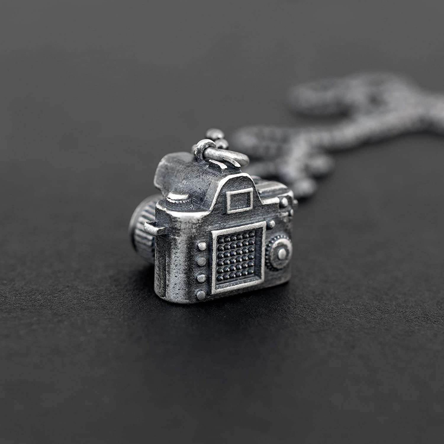 Męski Oksydowany Wisiorek Aparat Fotograficzny dla Pasjonatów Fotografii - Vintage Hołd ze Srebra Próby 925 dla Sztuki Uwieczniania Chwil, na Ekologicznym Rzemyku - Handmade by Emmanuela