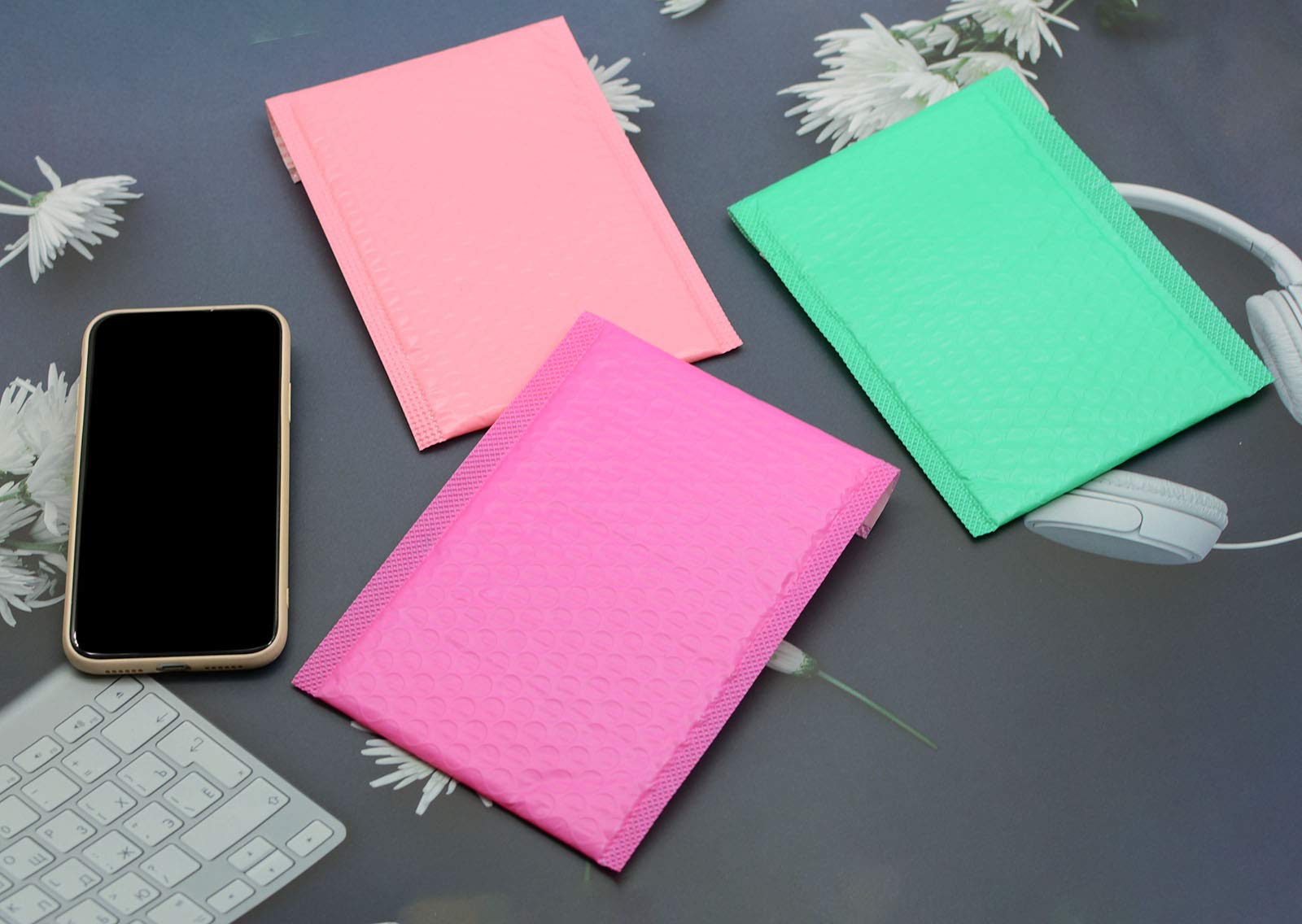 Sobres pequeños acolchados con forro de burbujas de polietileno, paquete de 12 sobres de envío de 5 x 7 pulgadas, color rosa, autoadhesivos, impermeables, a prueba de golpes y polvo (rosa, 5 x 7