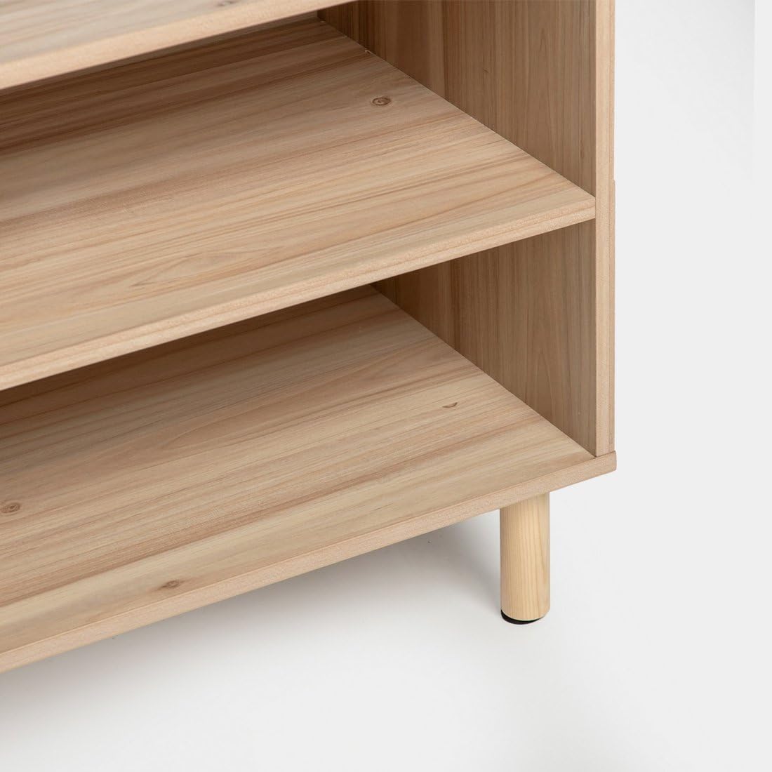 Mueble TV Timor, acabado madera y bambú natural, estilo original y cálido, 2 puertas correderas, 2 estanterías, pasacables, dimensiones 140 x 54 Cm.