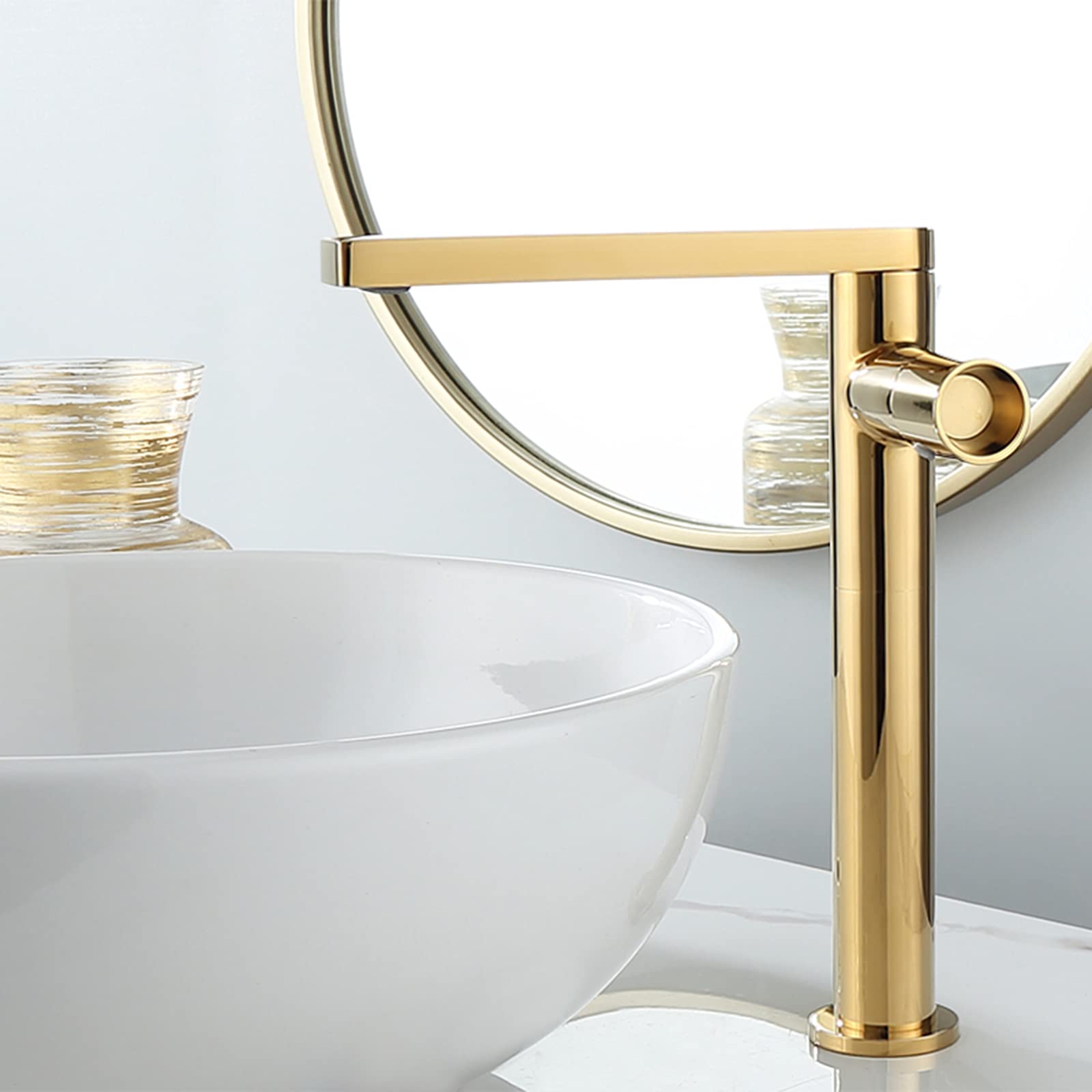 Mitigeur de lavabo pivotant or pour une salle de bain moderne et fonctionnelle eau chaude froide