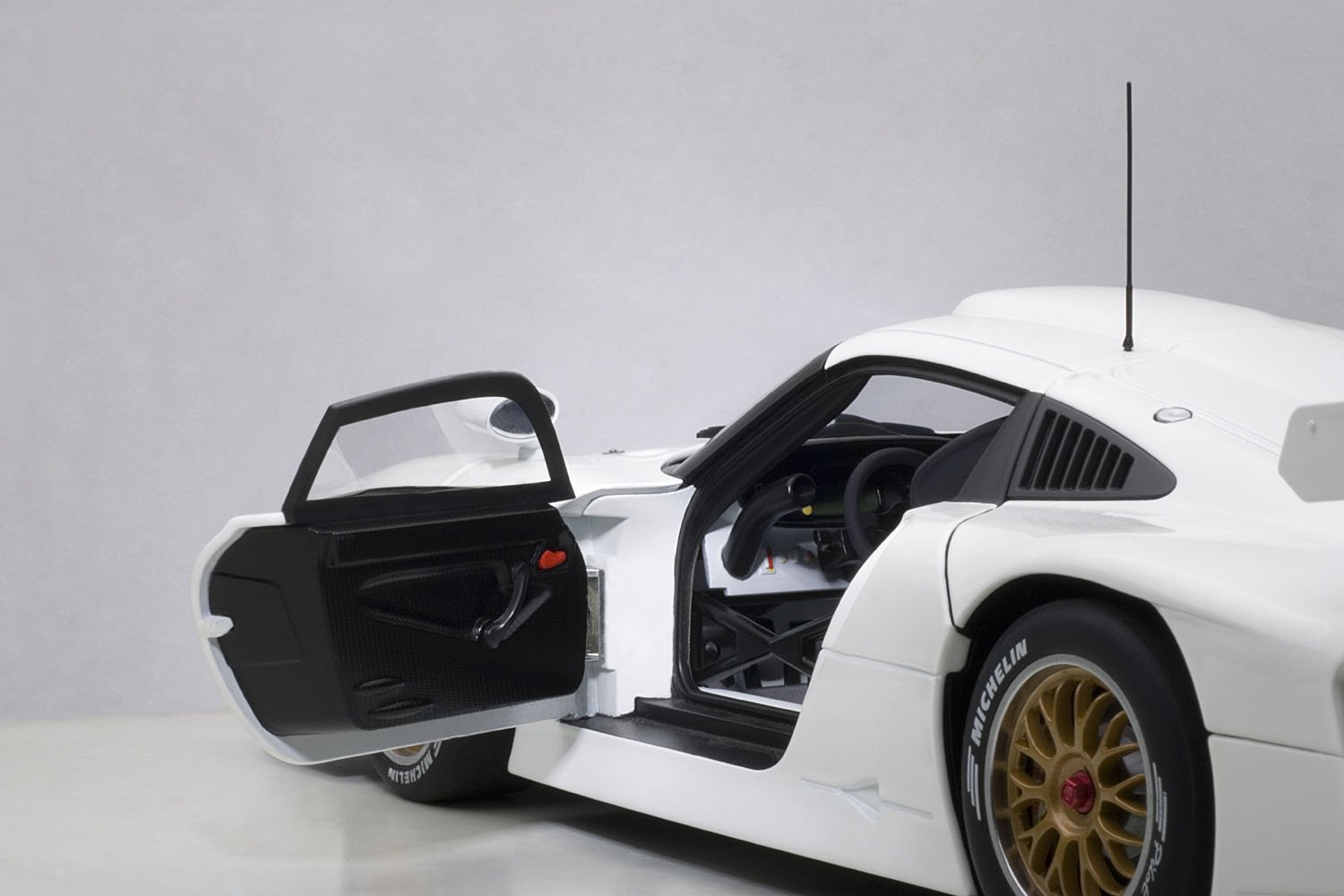 Amazon | AUTOart 1/18 ポルシェ 911 GT1 1997年 プレーンボディ 