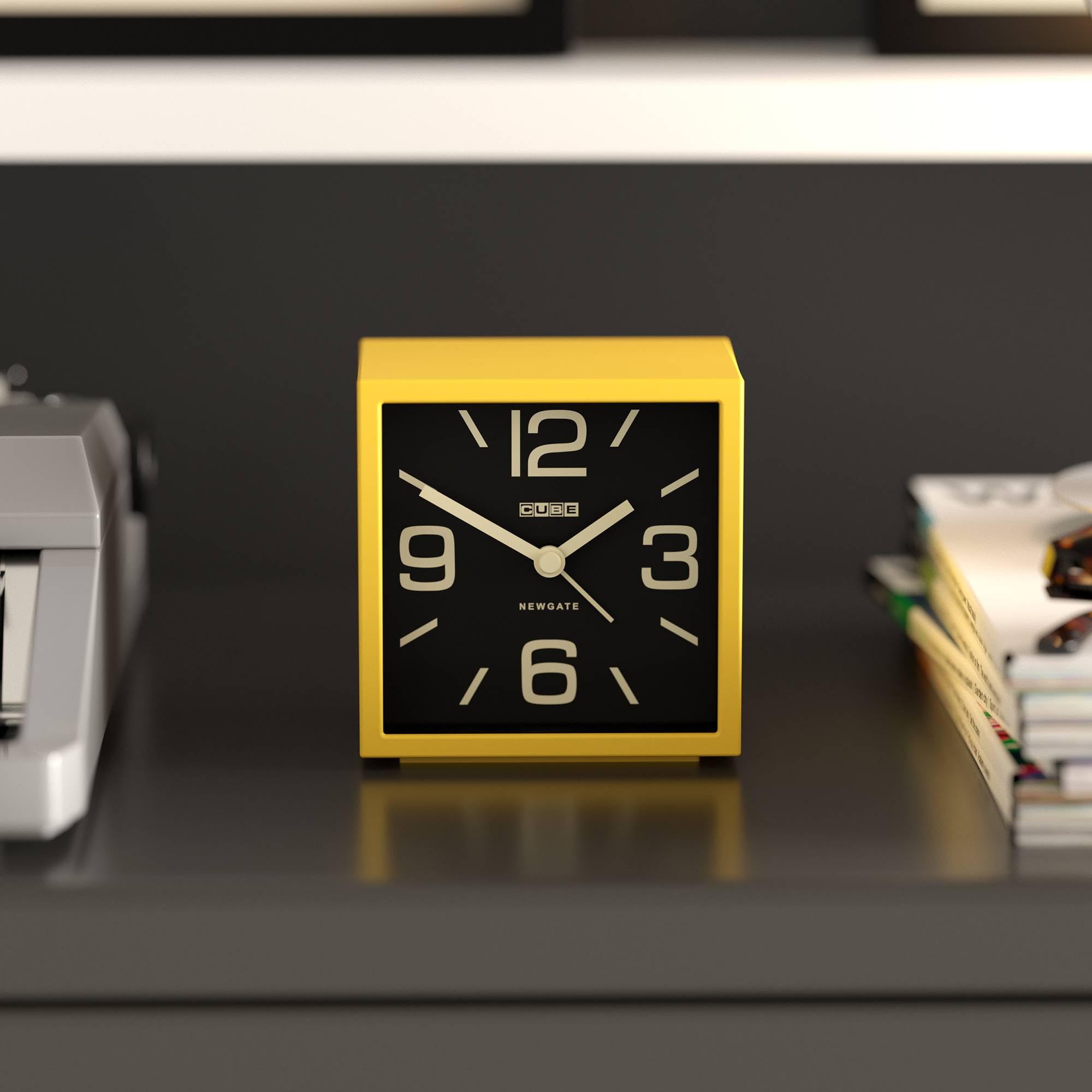 Newgate® Cube sveglia | Allarme retrò a forma di cubo a design | Giallo agrumato | Ideale per comodino, scrivania, mensola e camino | Accessorio retrò da letto e ufficio di metà secolo