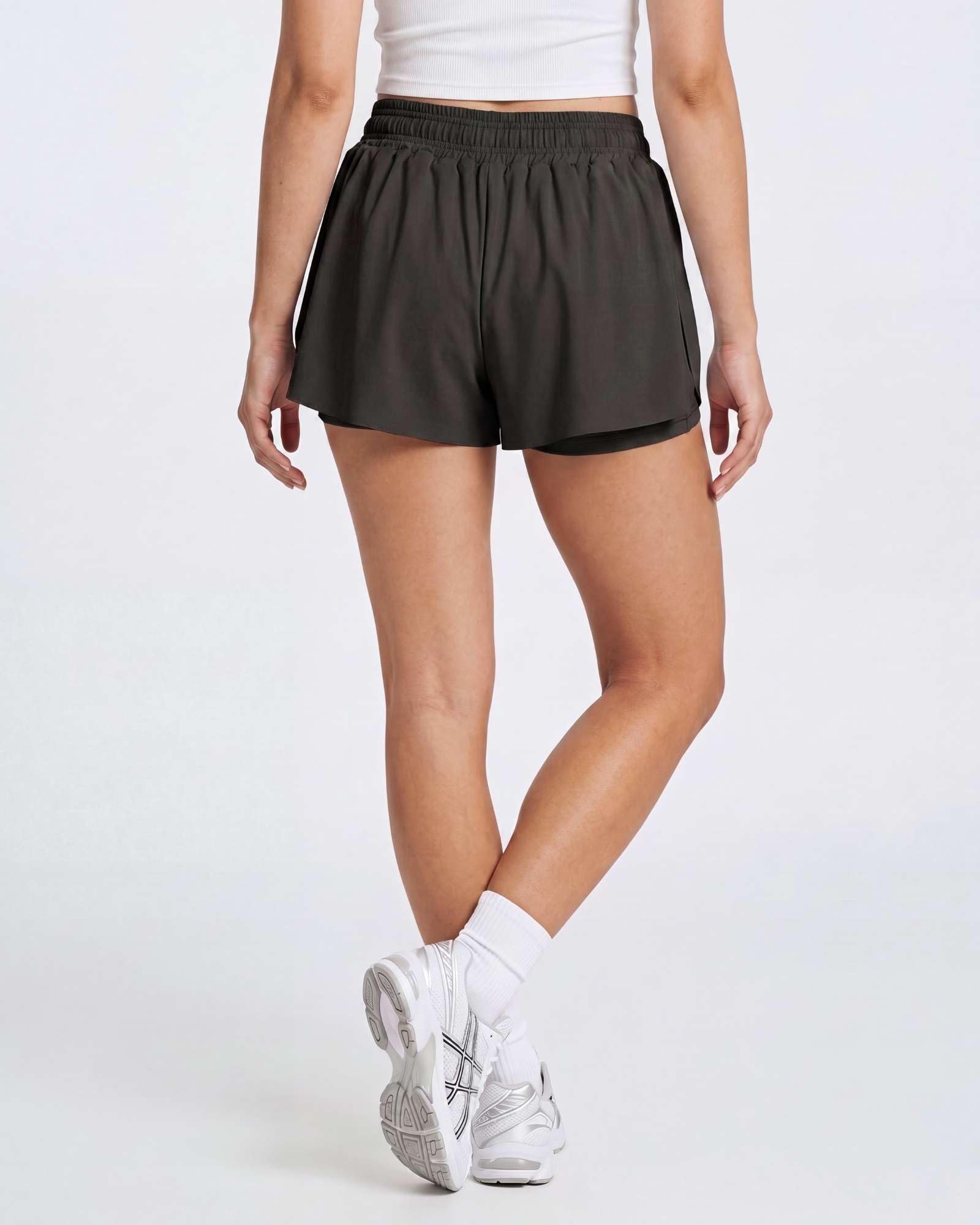 Real Essentials 4er-Pack: Damen-Laufshorts mit fließender und trockener Passform – Spandex unter der Unterseite, athletische Workout-Shorts (Plus erhältlich)
