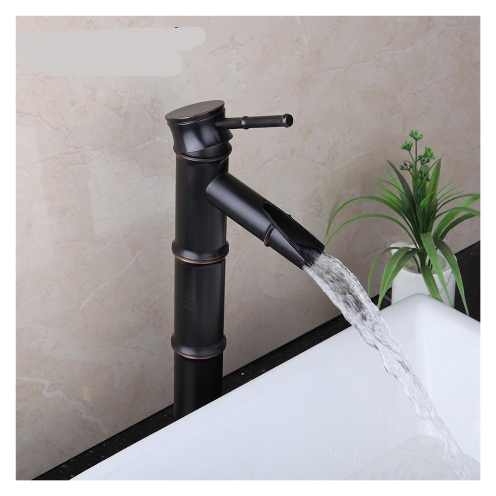 Mélangeur chaud froid cascade noir pour rénover sa salle de bain
