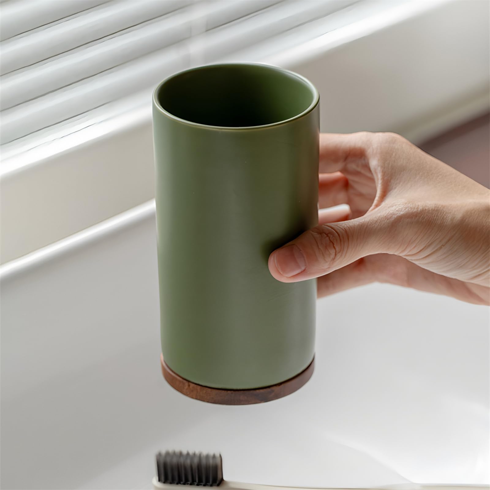 4-częściowy zestaw akcesoriów łazienkowych, ceramiczny, zawiera uchwyt na szczoteczki do zębów, dozownik mydła, drewnianą tacę i kubek na szczoteczki do zębów