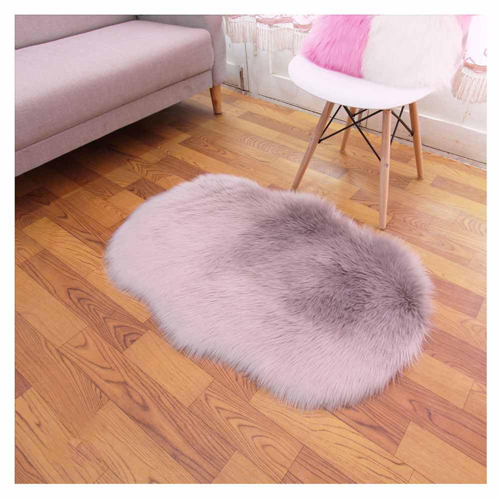 Tappeto in finta pelliccia di peluche, 50 x 80 cm, morbido velluto di agnello, antiscivolo, per soggiorno e camera da letto, soffice tappetino per divano in pelle di daino grigio, massimo comfort e