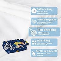 Vista 2 de Manta espacial de astronautas con texto en inglés "I Love You to The Moon and Back", estampado nocturno de cielo estrellado y luna, manta azul