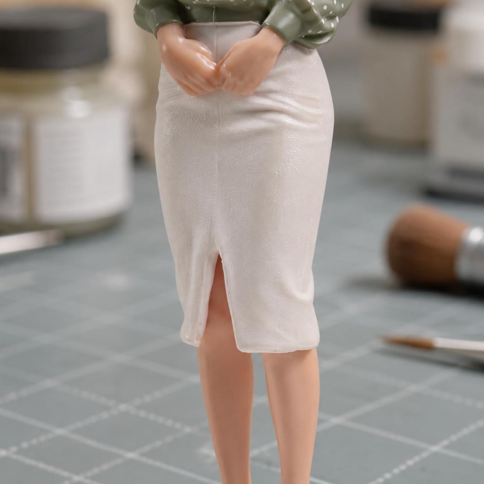 Handbemalte Miniaturfigur handbemalt Sitzende Frauenfigur Detailreich Resinfigur für Miniaturszenen, 1/18, Sitzende Frau Mit Gekreuzten Beinen, Fein Bemalt