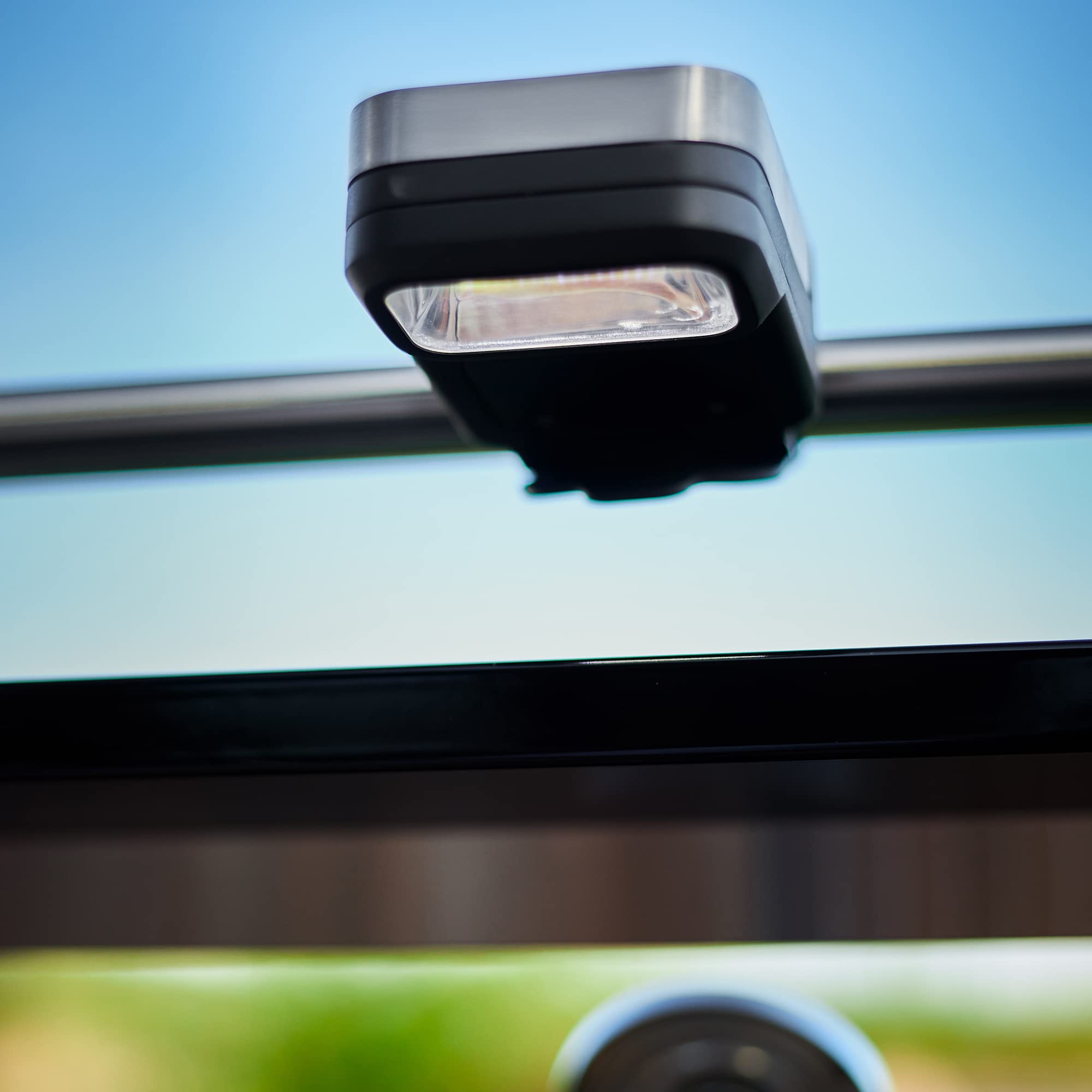 RÖSLE - Luz LED universal para el tirador de la barbacoa, de gran calidad, para iluminar barbacoas de carbón y gas por la noche, dos niveles de claridad, colocación sencilla, 200 lúmenes