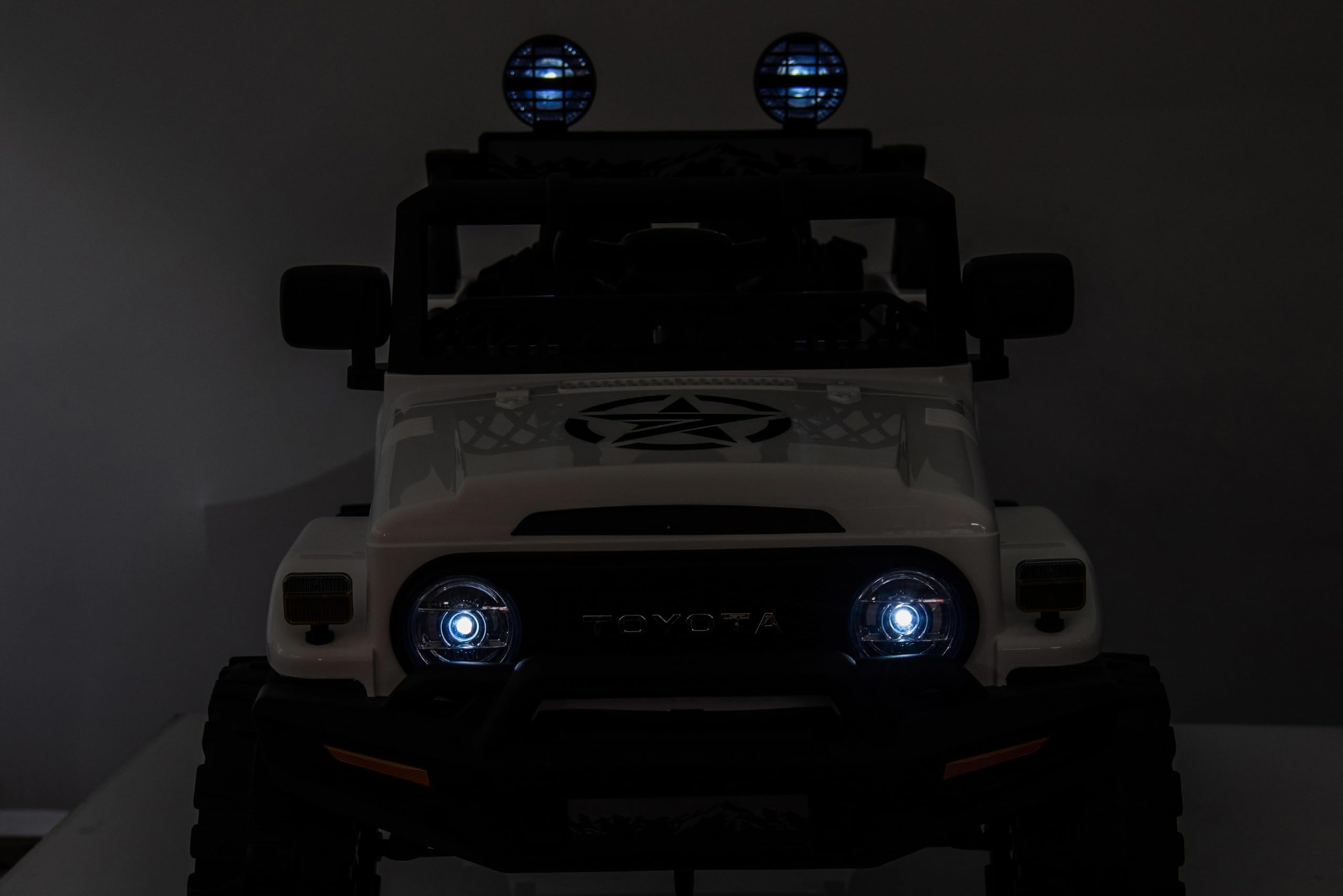 TOYSCAR Auto Macchina Elettrica per Bambini Jeep Toyota Fj Cruiser 12V Ruote in Gomma Full Optional Sedile Pelle Porte Apribili Tappetino e Telecomando (Bianco)
