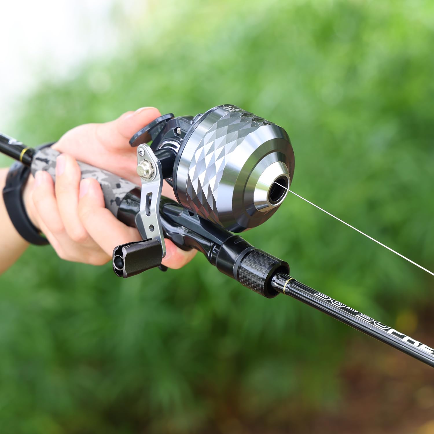 Sougayilang Mulinello da pesca Spincast, facile da usare, design a pulsante, ad alta velocità 3.9: 1, ingranaggi interamente in metallo, recupera destra/sinistra, include filo monofilamento.