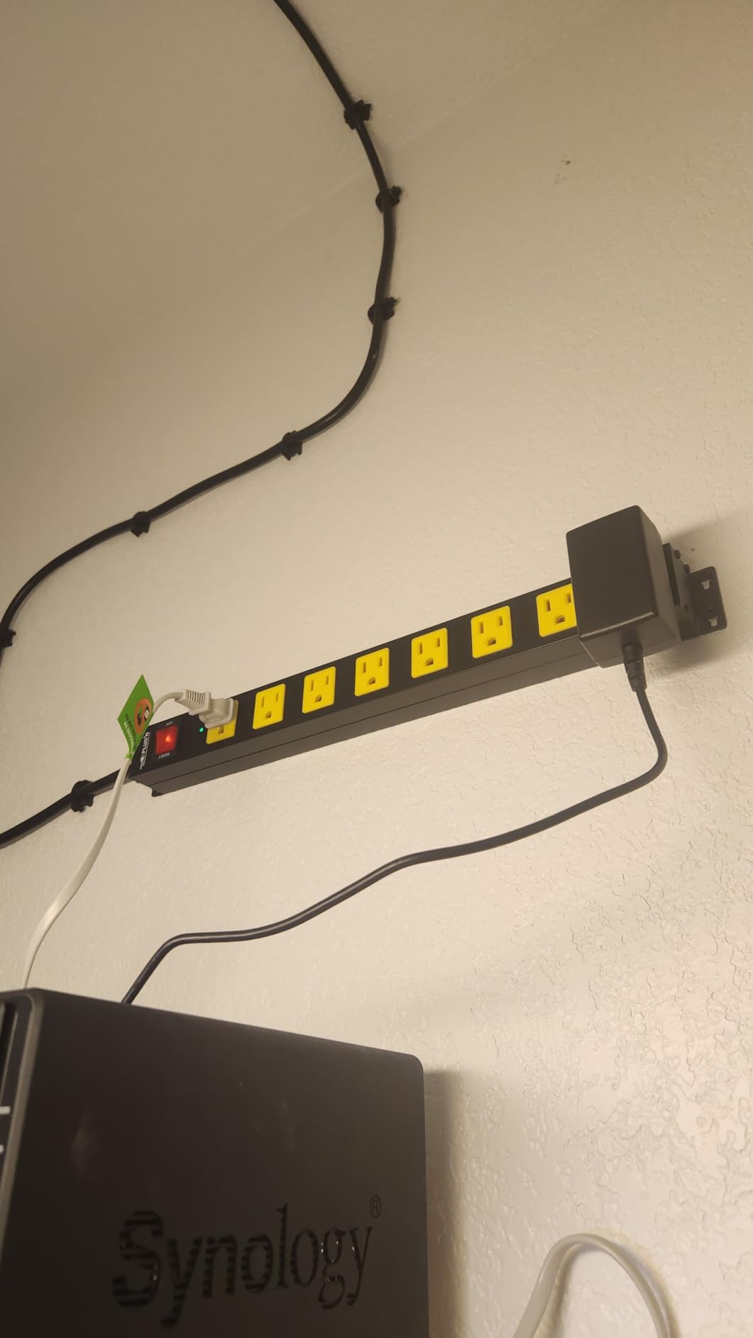 Wall-mounted Plug'n power strip in workshop