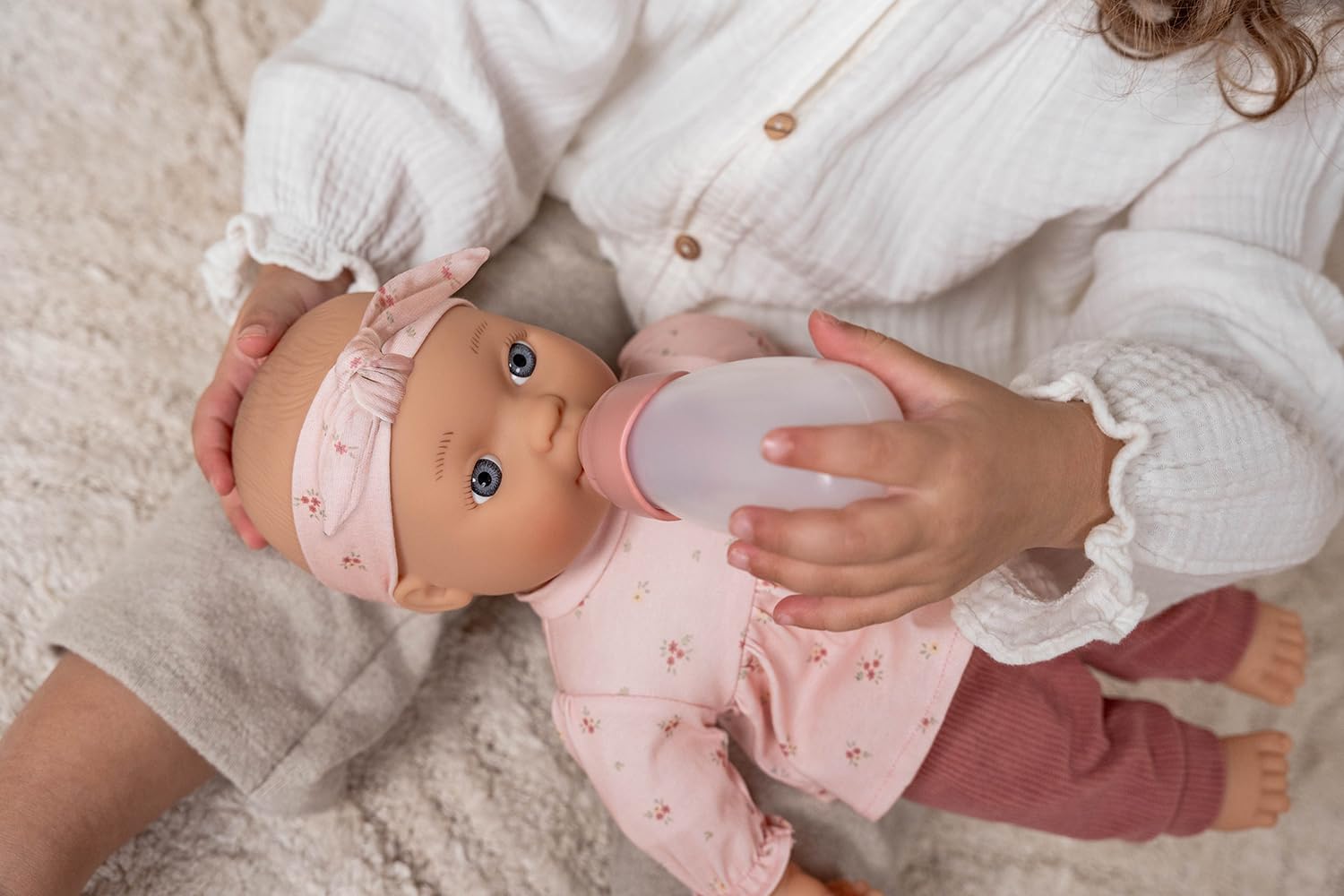 Little Dutch Babypuppe Puppe Lily 6-teiliges-Set (Puppenkleidung, Schnuller und Trinkflasche) Blaue Augen und Weichkörper - 36 cm - ab 18 Monaten
