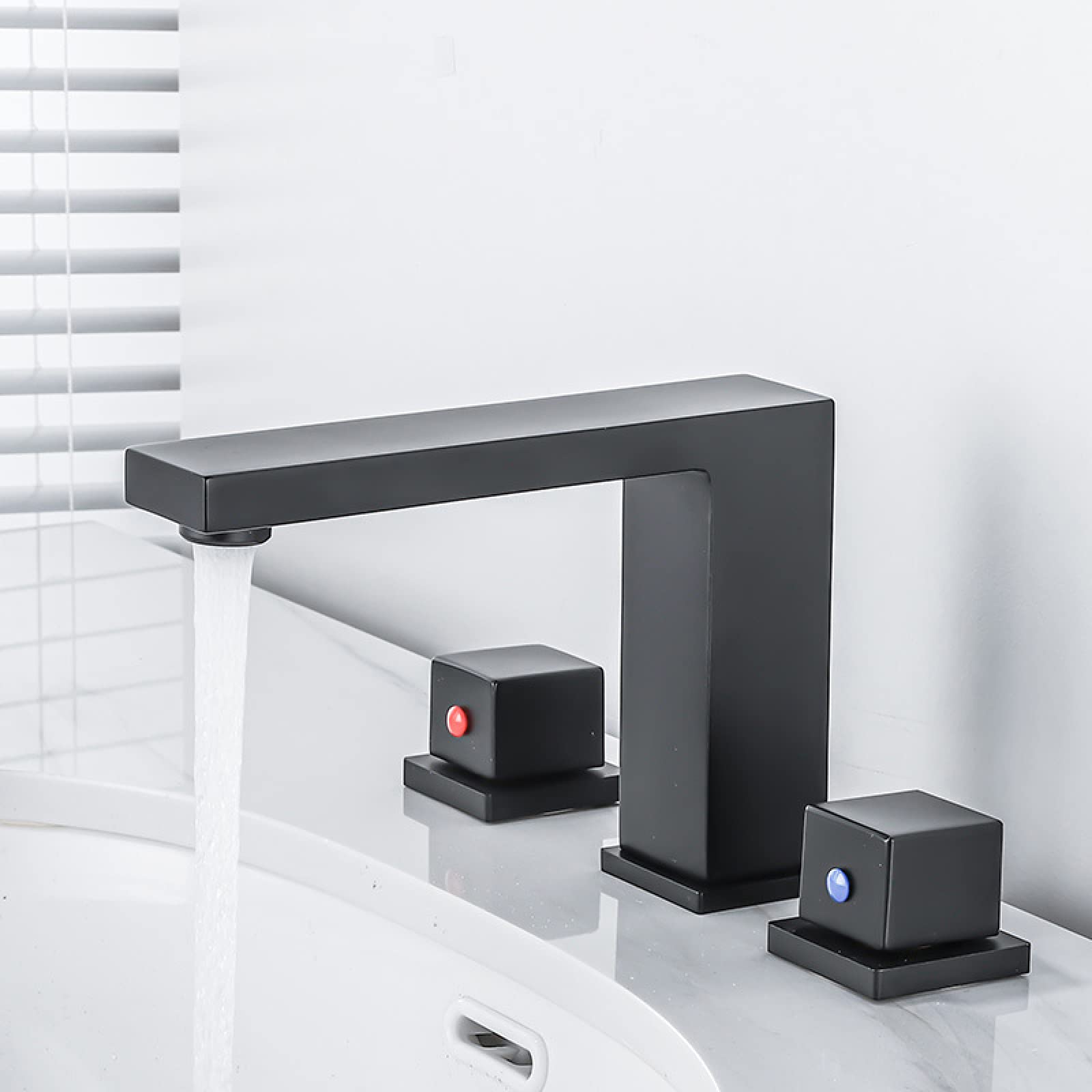 Robinet mitigeur de lavabo à deux poignées pour régler l'eau facilement
