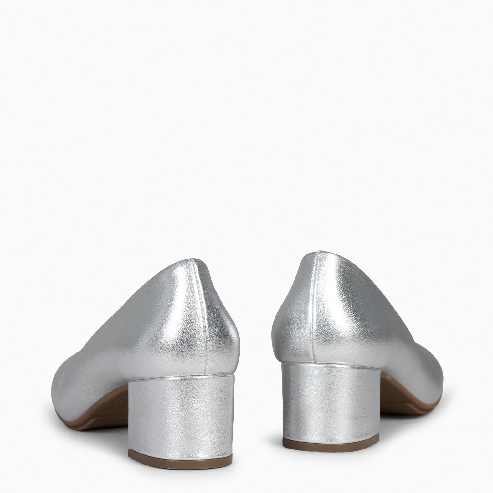 miMaO. Zapatos cómodos con Puntera Redonda en Piel de napa Metalizada y Plantilla de Gel. Hecho en España