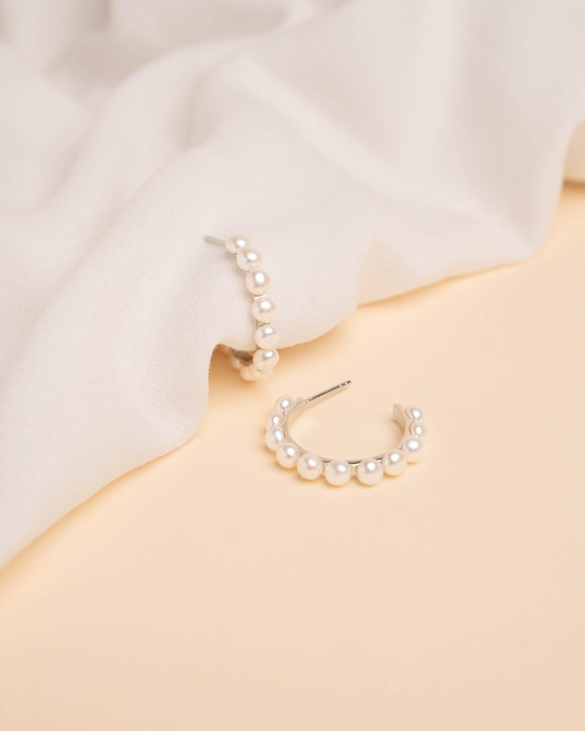 Orecchini a Cerchio di Perle Coltivate d'acqua dolce bianche da Donna di SECRET & YOU - Argento 925 con 13 perle Button di 4-5mm.