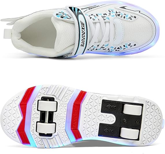 Garçon Heureux Patinant Sur Des Patins à Roulettes Chaussures à Rouleaux Patineur D'enfant