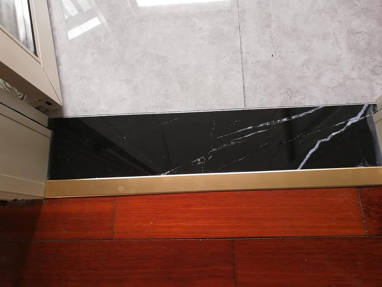 Transition Strip for Flat Floor 0.8"/1.4"/2"/2.4" Wide Metal Door Bars for Spaces Between Floors Aluminum Threshold Cover for Doorway cuttable (Gold Width 2cm/0.8")