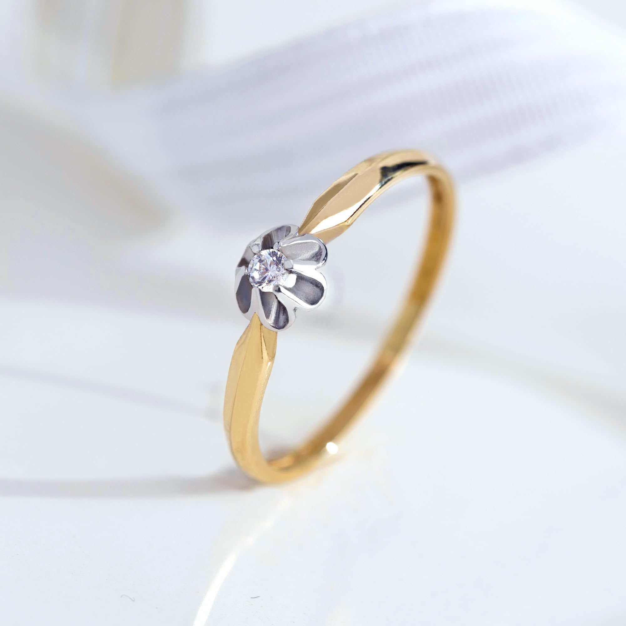 MARKO Feiner Damenring aus 333 Gold mit Blumen-Dekor & Stein – Echtgold Vorsteckring/Verlobungsring