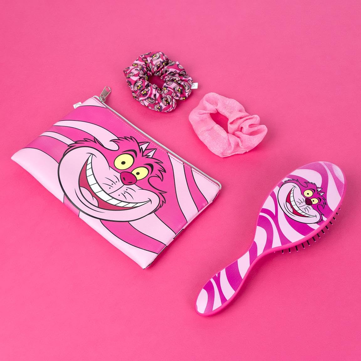 Disney Alice in Wonderland Beauty Gift Set for Girls, Toiletry Bag, Gentle Hair Brush & 2 Hair Scrunchies - Image 2