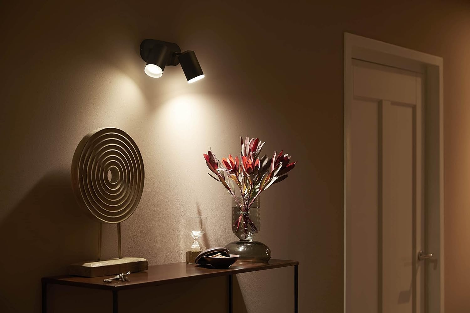 Philips Hue White & Color Ambiance Fugato 2er Spot, schwarz 2x350lm, dimmbar, 16 Mio. Farben, steuerbar via App, kompatibel mit Amazon Alexa (Echo, Echo Dot), neue Generation