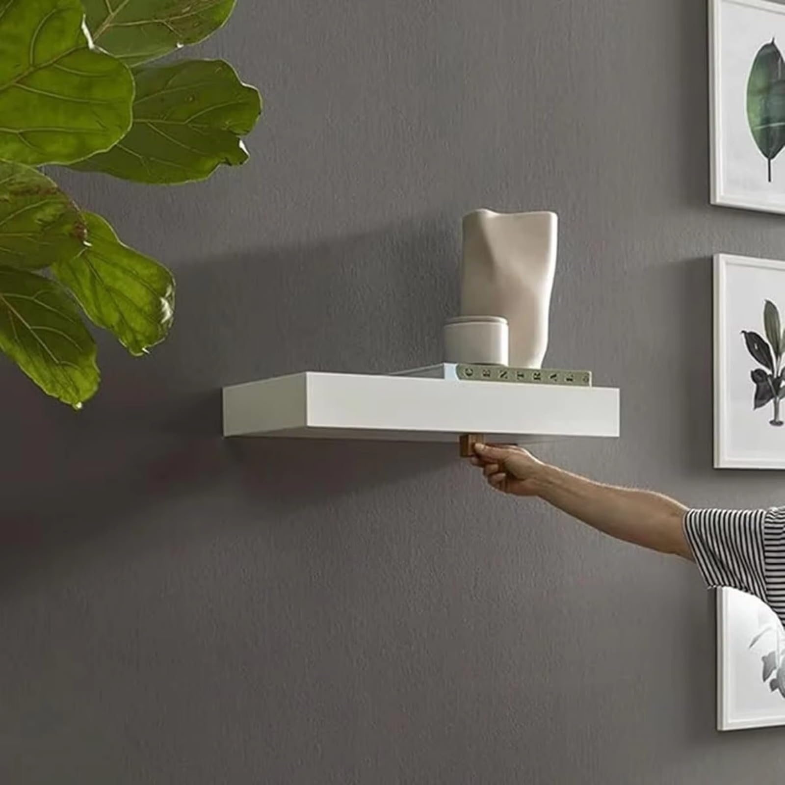 Moderno scaffale sospeso con cassetto segreto, elegante soluzione di archiviazione nascosta, mensola da parete in legno per soggiorno, camera da letto, ufficio, rifugio segreto bianco.