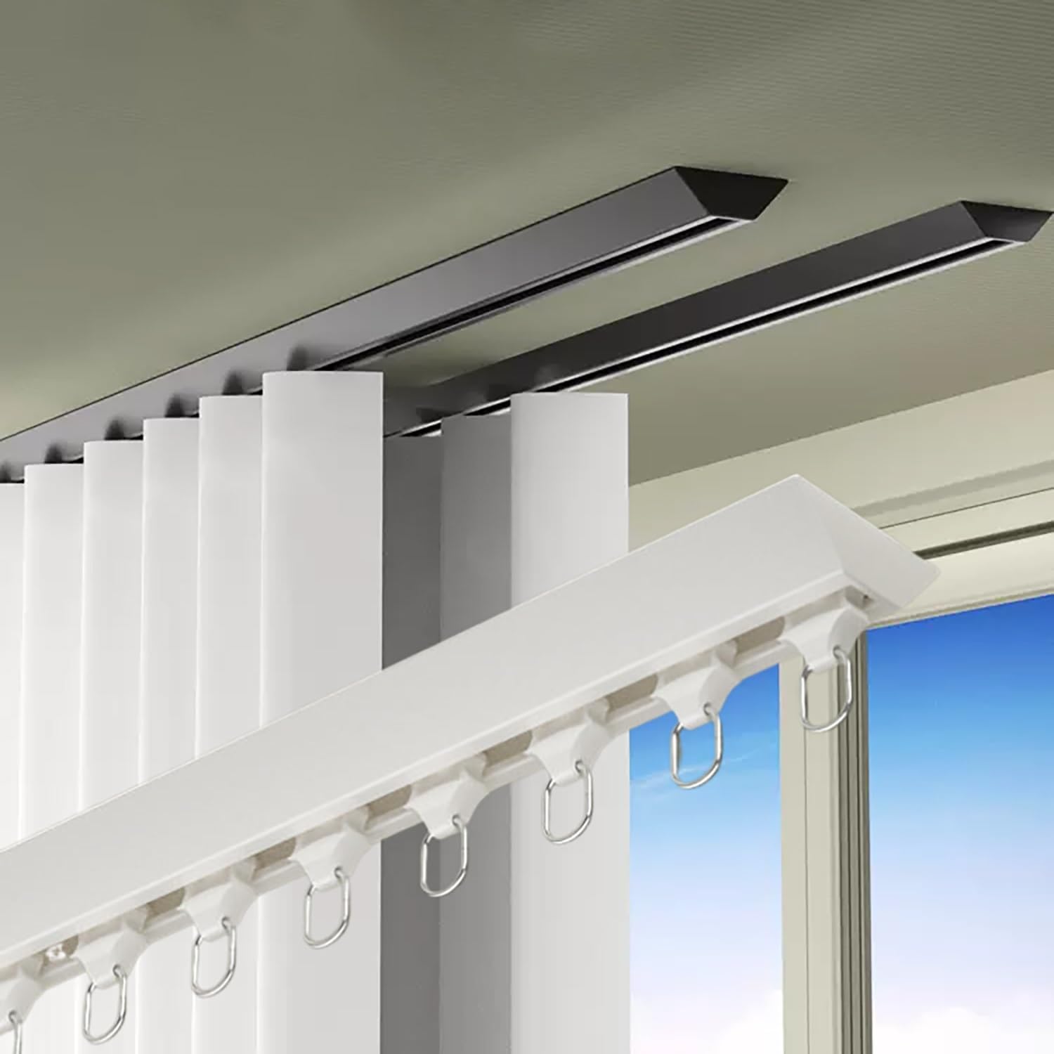 Rail de rideau de plafond blanc pour une chambre moderne et épurée